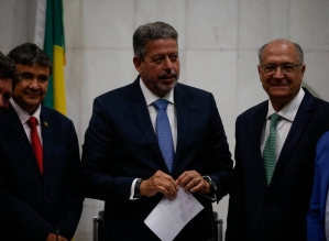 Alckmin entrega PEC da Transição que exclui Bolsa Família do teto sem prazo