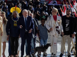 Veja quem são os cidadãos que entregaram a faixa presidencial à Lula