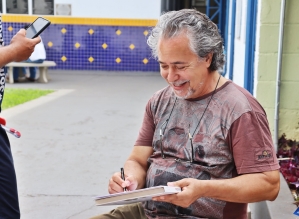Cartunista recebe prêmio de 1º lugar em Salão de Humor de Mogi Guaçú