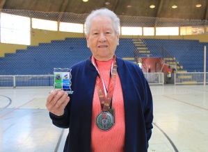 Nadadora de 84 anos conquista medalha de prata nos Jogos da Melhor Idade