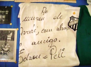 Museu de Avaré conserva camisas autografadas por Pelé