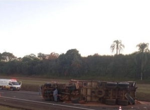 Acidente entre carreta e caminhão deixa motorista ferido na Rodovia Castello Branco em Avaré