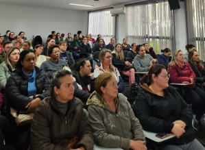 Auxiliares de Desenvolvimento Infantil passam por formação sobre afetividade