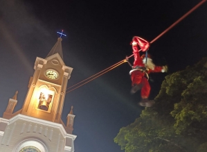 Papai Noel chega de tirolesa e anuncia Natal em Avaré