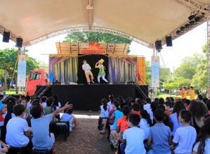 Teatro itinerante reúne centenas de crianças na Concha Acústica