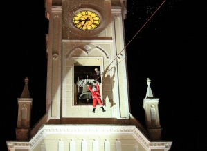 Papai Noel desce de tirolesa e anuncia chegada do Natal