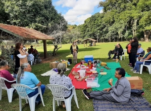 Idosos celebram Dia das Mães com piquenique no Horto