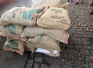 Polícia apreende quase 800 kg de cocaína escondida em café com destino à Europa