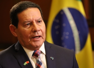 Mourão se declara branco e retira general do nome em registro de candidatura ao senado 