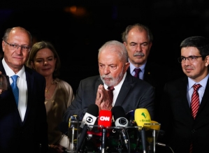 Lula enquadra PT para barrar protestos sobre equipe de transição