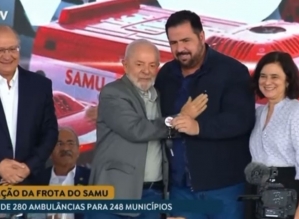 Jô Silvestre recebe as chaves de nova viatura para o SAMU das mãos de Lula