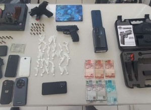 Homem é preso com porções de drogas, armas e munições em Piraju