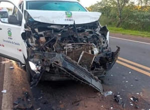 Van com pacientes colide em traseira de caminhão e deixa 8 feridos na SP-255 Avaré