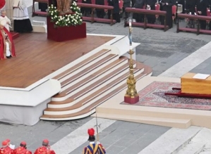 “O amigo fiel” da Igreja: Papa Francisco celebra funeral de Bento XVI no Vaticano