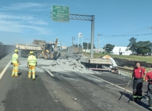 Vazamento de combustível provoca incêndio em caminhão na Rodovia João Mellão em Avaré