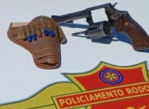 Polícia prende homem com revólver em rodovia de Avaré