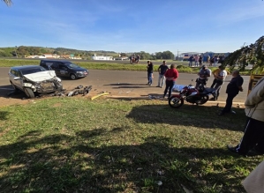 Idoso morre prensado entre carro e micro-ônibus em rodovia de Piraju