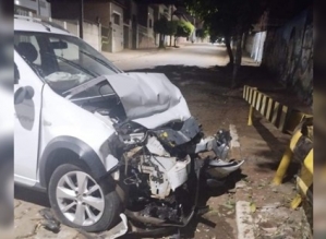 Mulher tem mal súbito e morre após bater carro em defensa metálica em Piraju