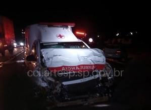 Acidente entre ambulância e carro deixa três feridos em rodovia de Avaré