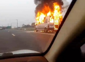 Van tem pane elétrica, pega fogo e mobiliza bombeiros em rodovia de Avaré