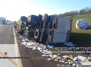 Caminhão que transportava medicamentos tomba em rodovia de Iaras