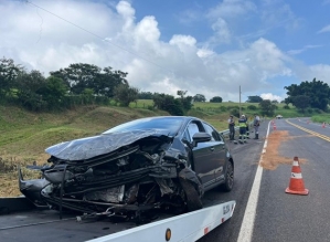 Duas pessoas ficam feridas em acidente entre carro e van em  Botucatu