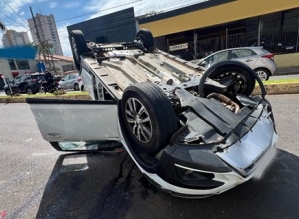 Motorista capota carro após bater em veículos estacionados em avenida de Botucatu