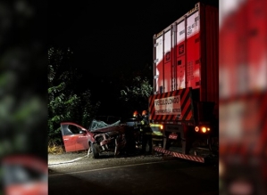 Acidente entre carro e carreta bitrem provoca morte em rodovia de Avaré