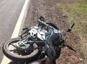 Motociclista morre após bater em caminhão em rodovia de Coronel Macedo