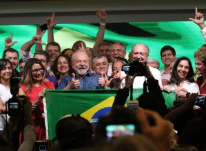 No primeiro discurso, Lula diz que combate à miséria é sua missão