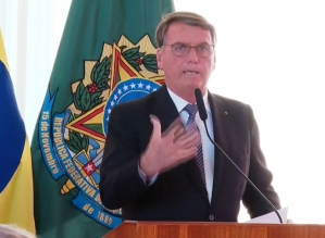 Bolsonaro usa encontro com embaixadores para atacar TSE, STF e urnas sem provas