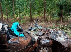 Mãe e filho ficam presos às ferragens após carro capotar em estrada