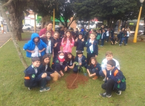 Primavera é celebrada com plantio de árvores em praças de Avaré