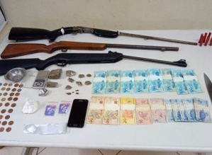 Homem é preso com armas e porções de drogas enterradas em Cerqueira César