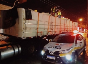 Polícia Rodoviária apreende carreta roubada com 33 toneladas de açúcar em rodovia de Avaré