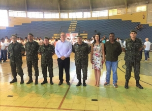 Jovens recebem certificados de dispensa do Serviço Militar