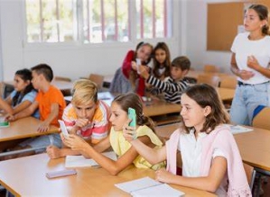 Escolas criam estratégias para tentar tirar os alunos do celular