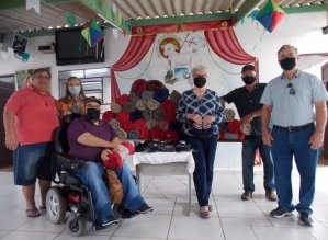 Rotary e Casa da Amizade doam cobertores a moradores de rua 