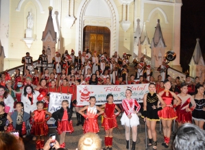 Banda Marcial da AFPCA anima véspera de Natal com desfile no centro de Avaré