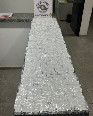 Dupla é presa com 863 pacotes de cocaína dentro de mochila em Fartura