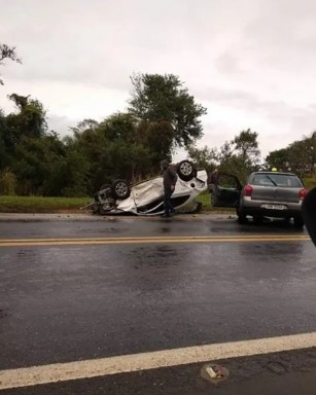 Colisão entre quatro carros deixa feridos em rodovia no interior de SP