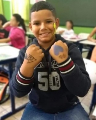 Menino perde movimento das pernas ao cair em rede de esgoto enquanto andava de bicicleta em Piraju